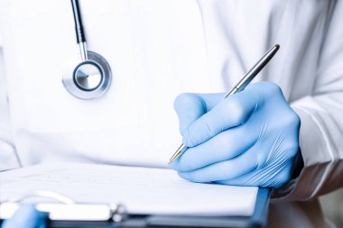 Pano tıbbi geçmişi. Mavi eldivenli mutlu bir hemşire, önlük giyen bir hastane, sağlık kontrolü yapan, klinikteki hastayı muayene eden. Teşhis, kadın hastalıklarının önlenmesi, sağlık sancakları