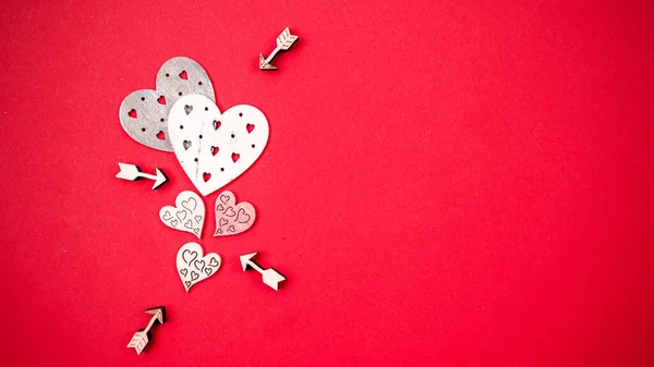 Tarjeta Felicitación Valentine Corazón Rojo Regalo Romántico Sobre Fondo Rojo —  Fotos de Stock