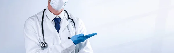Ärztliche Geste Reicht Medizinischen Hintergrund Glückliche Krankenschwester Blauen Handschuhen Krankenhausuniform — Stockfoto