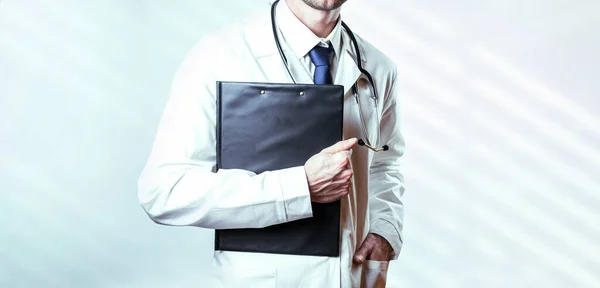 Zwischenablage Mann Medizinischen Hintergrund Glückliche Krankenschwester Blauen Handschuhen Krankenhausuniform Mit — Stockfoto