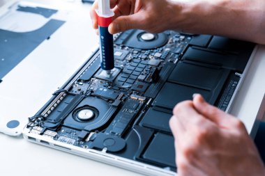 Bilgisayar kontrolleri. Tamir mühendisi desteği. Donanım geçmişinde dizüstü bilgisayarı olan bilgisayar teknisyeni servisi. Elektronik teknoloji geliştirme kavramı
