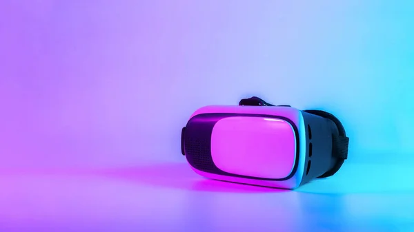 Helma Virtuální Realita Digitální Brýle Futuristickém Neonovém Pozadí Future Digital — Stock fotografie