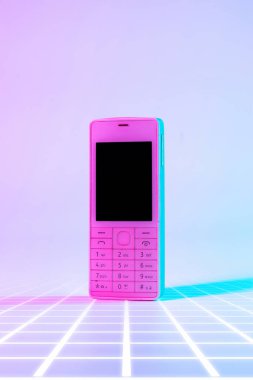 Retro cep telefonu antika konsepti. Pembe ışıklı, beyaz, eski bir cep telefonu. Retro dalga. Pop sanat. asgari fikir kavramı