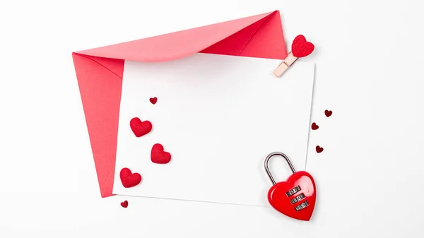 Tarjeta Felicitación Valentine Corazón Rojo Regalo Romántico Sobre Fondo Blanco — Foto de Stock