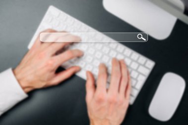 İnternette aranıyor. İnternet arama motoru seçici odaklanma. Web sörfü için bilgisayara dokunmak, web siteleri bulmak, bilgi kavramları aramak