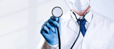 Stetoskop doktoru tıbbi geçmişi. Hastane üniformalı mutlu hemşire, mavi eldivenli steteskop beyaz üzerine izole edilmiş. İlaç hizmeti ve sağlık hizmeti kavramı