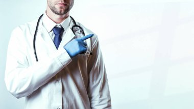 Doktor jesti tıbbi geçmiş veriyor. Mavi eldivenli mutlu hemşire, hastane üniforması, beyaza izole edilmiş steteskop. Kapat, arkaplanı kopyala