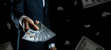 Bir dolarlık banknot. İş adamı, Washington Amerikan nakitini tutuyor. Kullanıcı parası düşen afiş