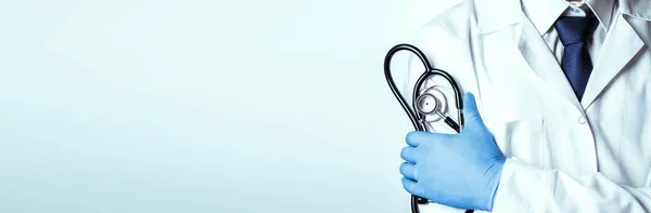 Médico Estetoscópio Fundo Médico Enfermeira Feliz Uniforme Hospitalar Luvas Azuis — Fotografia de Stock