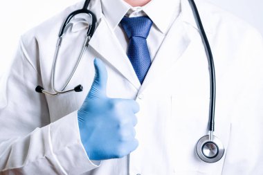 Doktor jesti tıbbi geçmiş veriyor. Mavi eldivenli mutlu hemşire, hastane üniforması, beyaza izole edilmiş steteskop. Kapat, arkaplanı kopyala