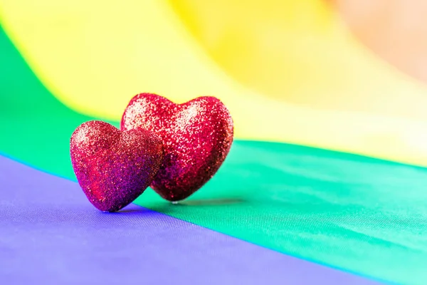 少し虹の同性愛者のレズビアンの概念 2つの心Lgbtq トランスジェンダーの愛のシンボル プライドの日 バレンタインデー — ストック写真