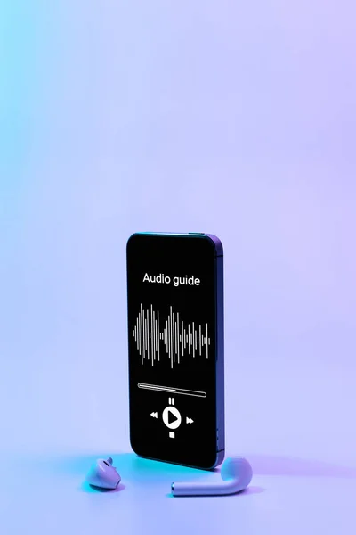 Audio Tour Application Ligne Sur Smartphone Numérique Mobile Avec Écouteurs — Photo