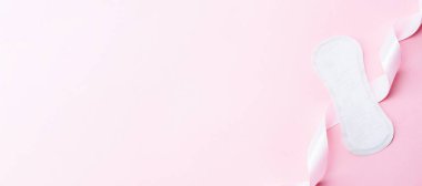 Kadınsı hijyen adet pedleri. Pembe arka planda kadın hijyeni için peçete. Adet dönemi kadınsı. Adet, kritik günler, sıfır atık, ekoloji, ekoloji bayrağı