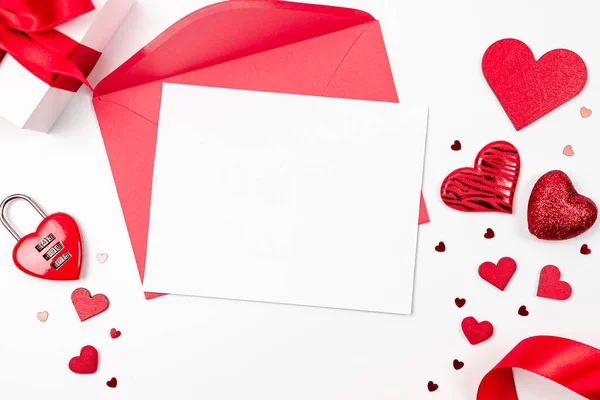 Fond Saint Valentin Coeur Rouge Cadeau Romantique Sur Fond Blanc — Photo