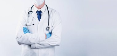 Tıp doktoru hastane geçmişi. Hastane üniformalı mutlu hemşire, mavi eldivenli hasta panosu beyaz üzerinde izole edilmiş. Tıbbi bakım, sigorta, reçete, kağıt işi veya kariyer konsepti