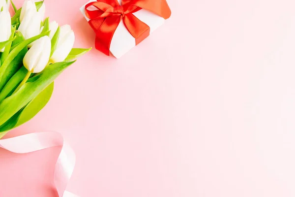 Moederdag Cadeau Voorjaar Witte Tulp Bloem Cadeau Met Rood Lint — Stockfoto