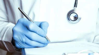 Pano adamının tıbbi geçmişi. Mavi eldivenli mutlu hemşire, hastane üniformalı hasta dosyasını beyaza sarılı tutuyor. Sağlık çalışanları, virüsün önlenmesi, karantina kampanyası afişi