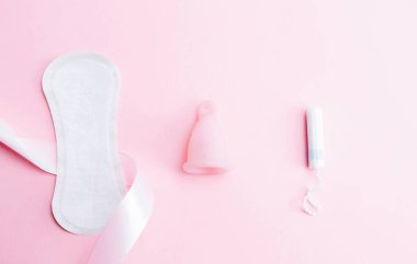 Adet pedleri, regl kupası ve pembe arka planda kadın hijyeni için tampon. Adet dönemi kadınsı. Düz pankart, metin için alanı kopyala. Jinekolojik bakım