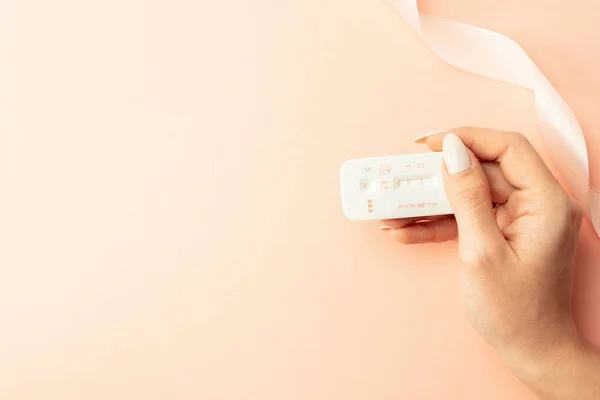 Pregnancy Test Kit Female Hand Hold Positive Pregnant Test Silk — Stock Photo, Image