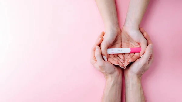 Zestaw Testów Ciążowych Dłonie Kobiet Posiadają Dodatni Wynik Testu Ciążowego — Zdjęcie stockowe
