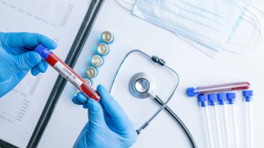 Omicron mutasyon koronavirüsü varyantı. Tıbbi laboratuvar doktoru hastane laboratuarında deney tüpü tutuyor. Pandemik önleme. Klinik araştırma
