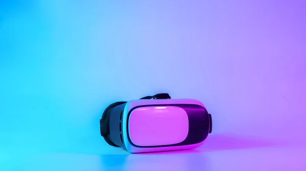 Vidí Virtuální Realitu Digitální Brýle Futuristickém Neonovém Pozadí Rozšířená Realita — Stock fotografie