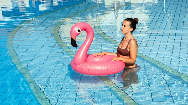 Nyári Kalap Medence Fiatal Szexi Rózsaszín Felfújható Flamingó Bikini Fürdőruhában — Stock Fotó