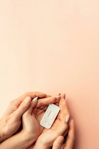 Para Testów Ciążowych Pozytywny Wynik Testu Ciążowego Kobiet Różową Wstążką — Zdjęcie stockowe