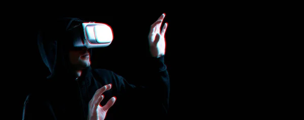 Brýle Virtuální Reality Rozostřily Mladý Muž Digitální Helmě Pro Virtuální — Stock fotografie