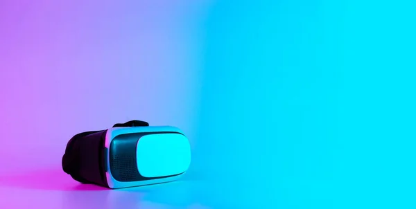 Zestaw Słuchawkowy Wirtualna Rzeczywistość Cyfrowe Okulary Futurystycznym Neonowym Tle Technologicznym — Zdjęcie stockowe