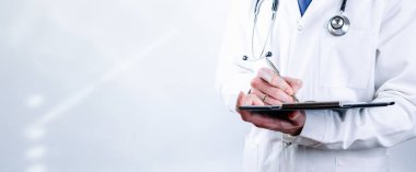 Doktor Banner. Mavi eldivenli mutlu bir hemşire, önlük giyen bir hastane, sağlık kontrolü yapan, klinikteki hastayı muayene eden. Sağlık, sigorta, reçete, kağıt işleri veya kariyer afişi