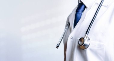 Stetoskop doktoru tıbbi geçmişi. Hastane üniformalı mutlu hemşire, mavi eldivenli steteskop beyaz üzerine izole edilmiş. İlaç hizmeti ve sağlık hizmeti kavramı