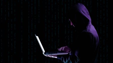 Hacker güvenlik siber saldırısı. Bilgisayar korsanının elindeki dijital dizüstü bilgisayar siyaha izole edilmiş. İnternet hackleme teknolojisi. Giriş ve parola, siber güvenlik pankartı kavramı