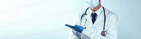 Medizinische Geste Gibt Medizinischen Hintergrund Glückliche Krankenschwester Blauen Handschuhen Krankenhausuniform — Stockfoto