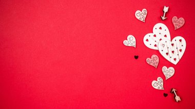 Sevgililer Günü Kalbi. Kırmızı kalp, aşk için romantik hediye kırmızı ve fotokopi alanı. Düz arkaplan için Valentine dekorasyonu