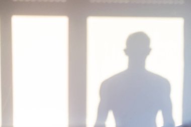 Duvardaki gölgeler. Soyut ışık, beyaz doku duvarındaki pencerenin siyah gölgesi. Güneş ışığı mimarisi arka planı. Ürün sunumu, arkaplan ve modelleme için, yaz mevsimi konsepti