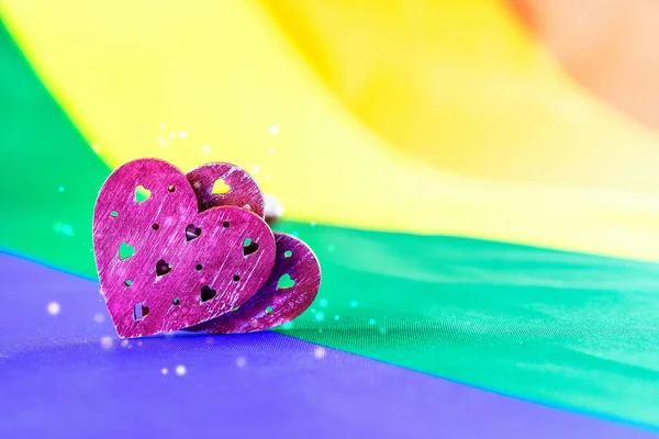 心は同性愛レズビアンの概念を背景に。2つの心lgbtq 、ゲイ、トランスジェンダーの愛のシンボル。LGBTプライドの日お祝い. — ストック写真