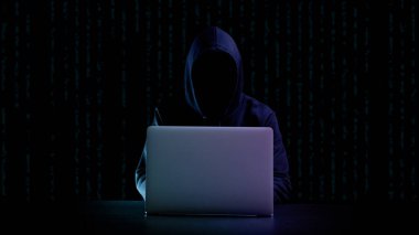 Siber hacker saldırısı konsepti. İnternet hackleme teknolojisi. Bilgisayar korsanının elindeki dijital dizüstü bilgisayar siyaha izole edilmiş. Bilgi güvenlik terimleri siber güvenlik pankartı.
