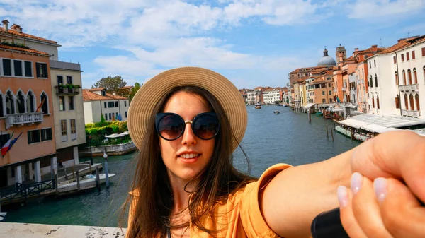 Travel blogger Venice italy. Photographer girl with smartphone in Venice San Marco square. Paint building house in travel Europe Venezia city. Hispter tourist using her phone outdoors. — Stock Photo, Image