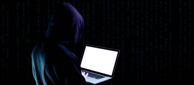 Hacker siber güvenliğe saldırdı. Bilgisayar korsanının elindeki dijital dizüstü bilgisayar siyaha izole edilmiş. İnternet hackleme teknolojisi. Giriş ve parola, siber güvenlik pankartı kavramı.