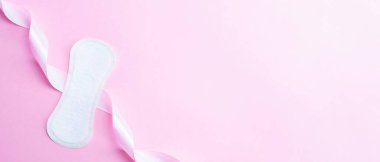 Adet pedleri. Pembe arka planda kadın hijyeni için peçete. Adet dönemi kadınsı. Düz pankart, metin için alanı kopyala. Jinekolojik bakım.