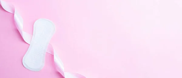 Bantalan menstruasi. Serbet menstruasi untuk wanita kebersihan pada latar belakang merah muda. Periode menstruasi feminin. Panji lay datar, salin spasi untuk teks. Pengobatan ginekologi. — Stok Foto