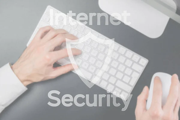 Koncepcja Bezpieczeństwa Komputera Symbol Ochrony Internetu Tle Niebieskiej Klawiatury Koncepcja — Zdjęcie stockowe