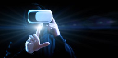 VR gözlükleri sanal gerçekliği gözlüyor. Karanlık arka planda üç boyutlu sanal gerçeklik oyunu için dijital başlıklı genç adam. 3 boyutlu simülasyonda çalışma ve sanal dünya