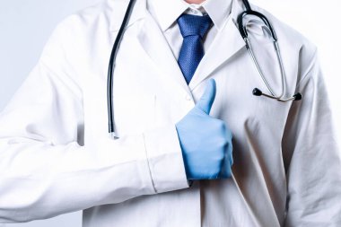 Doktor jesti tıbbi geçmiş veriyor. Mavi eldivenli mutlu hemşire, hastane üniforması, beyaza izole edilmiş steteskop. Kapat, arkaplanı kopyala