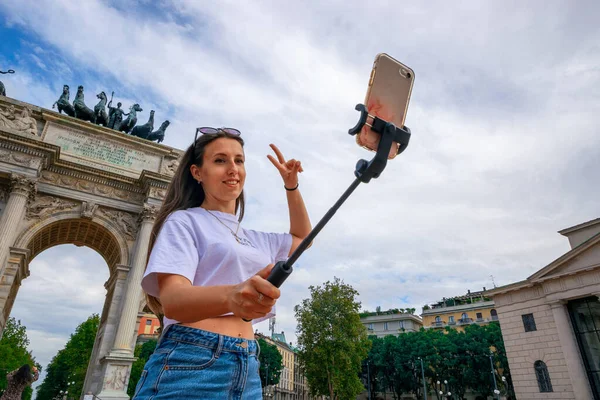 Blogger kızı Milan Italya. Piazza del Duomo 'da akıllı telefonlu gezgin fotoğrafçı kadın. Avrupa 'da Milano şehrinde boyama evi. Serbest çalışan, gazeteci, profesyonel fotoğrafçı.