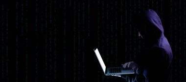 Siber güvenlik korsanı konsepti. İnternet hackleme teknolojisi. Bilgisayar korsanının elindeki dijital dizüstü bilgisayar siyah pankartta izole edilmiş. Veri koruması, güvenli internet erişimi, siber güvenlik