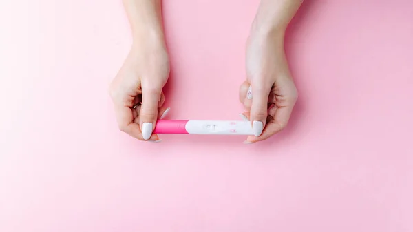 Schwangerschaftstest Set Weibliche Hand Hält Positiven Schwangerschaftstest Mit Seidenband Auf — Stockfoto