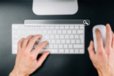 İnternette aranıyor. İnternet arama motoru seçici odaklanma. Web sörfü için bilgisayara dokunmak, web siteleri bulmak, bilgi kavramları aramak