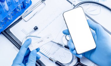 Cep telefonu maketi. İğneli şırınga, hastane sağlık çizelgeleri, doktor steteskop ve siyah akıllı telefon kesme yolu ile tıbbi ekipman arka planı için boş ekran, kopyalama alanı